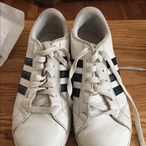 Adidas size 7 women’s sneaker